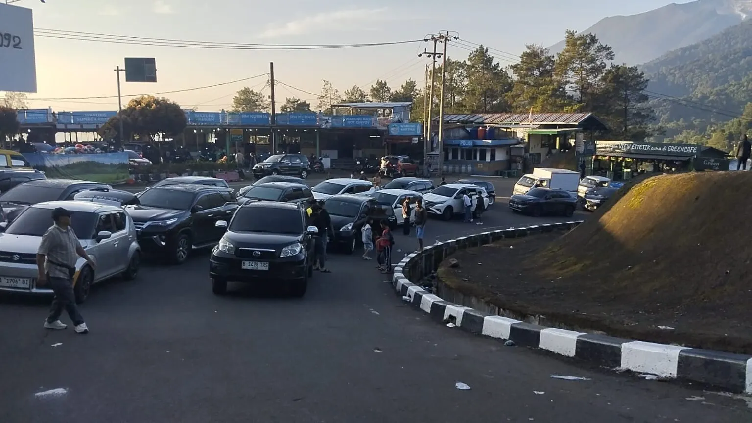 Volume Kendaraan di Jalur Puncak Menurun di Banding Tahun Baru Sebelumnya