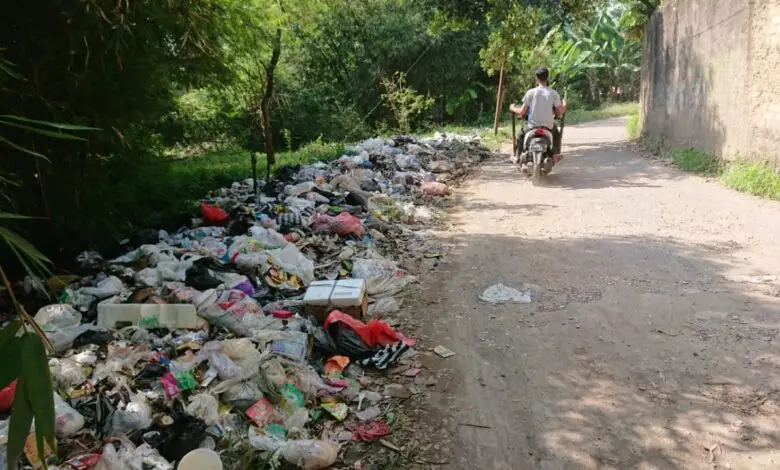 Waduh, Sampah Menggunung di Pinggir Jalan dan Sungai