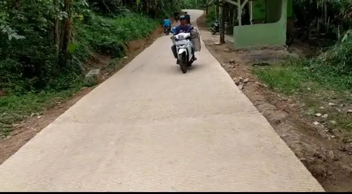 Warga Ciandam Bahagia Sudah Bisa Nikmati Jalan Beton Program TMMD