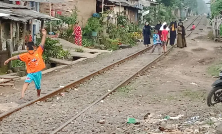 Warga Cianjur! Ngabuburit di Rel Kereta Api Bisa Dipenjara hingga Denda Rp15 Juta