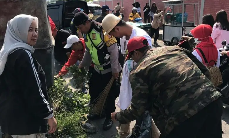Warga Cipanas Kerja Bakti Bareng 150 Negara
