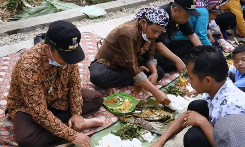 Warga Desa Cihea Makan Bareng Nasi Liwet di Sepanjang Jalan yang Baru Selesai Dicor