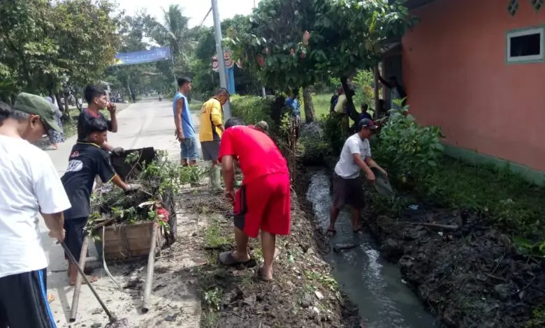 Warga Desa Mekargalih Ciranjang Kompak Bersih-bersih Lingkungan