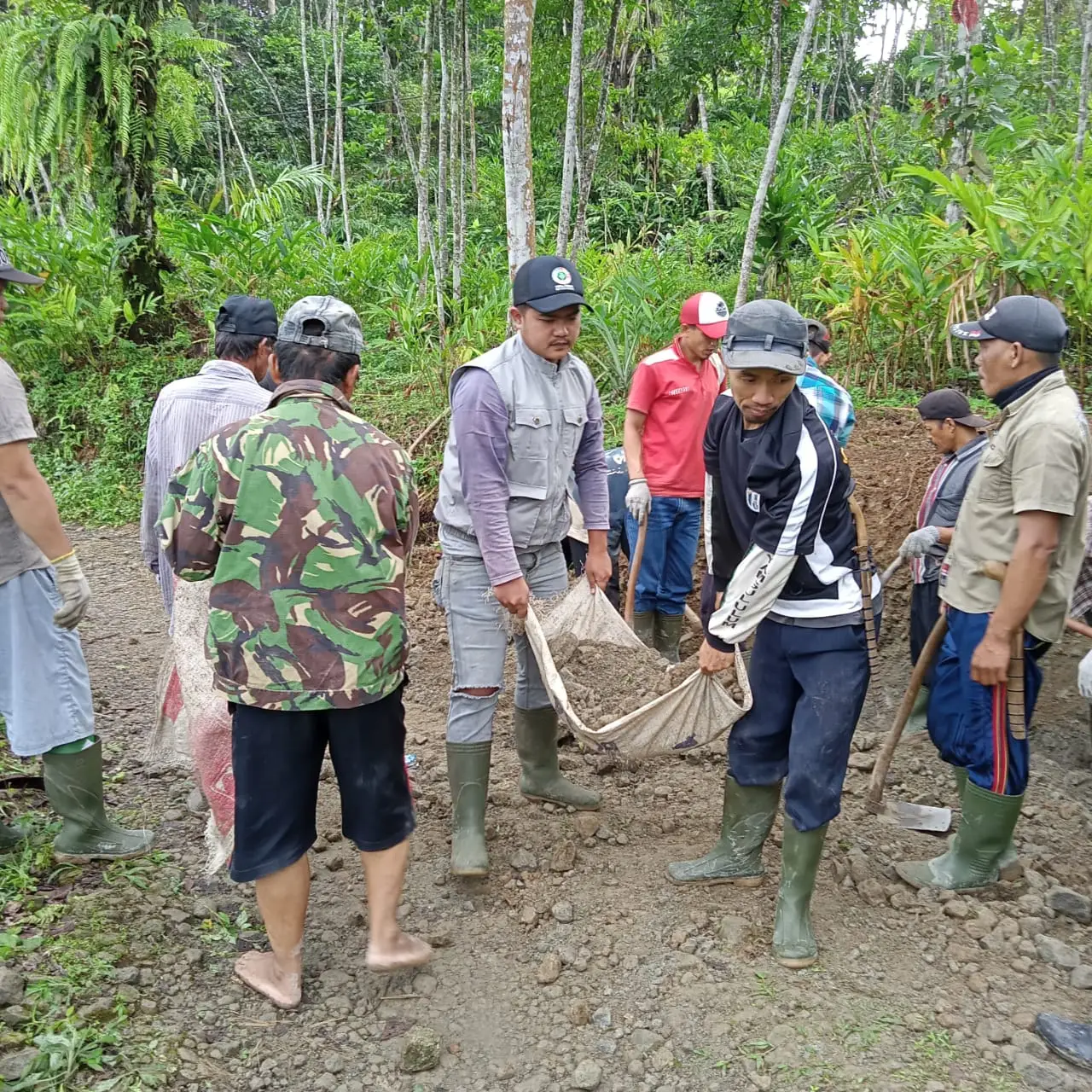Warga Dusun Pasirpari Gotong Royong Perbaiki Jalan Rusak ke Curug Ngebul