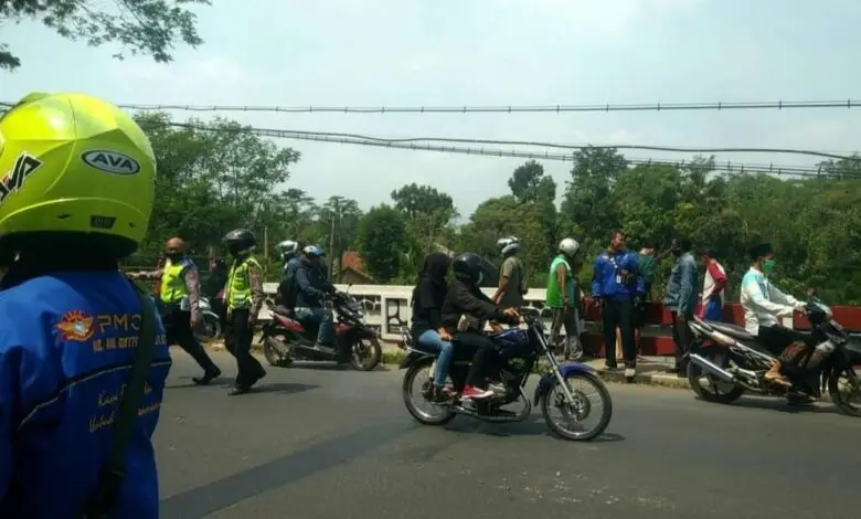 Warga Heboh Kumpul di Ujung Jembatan Kereta Api Cisokan, Ada Apa?