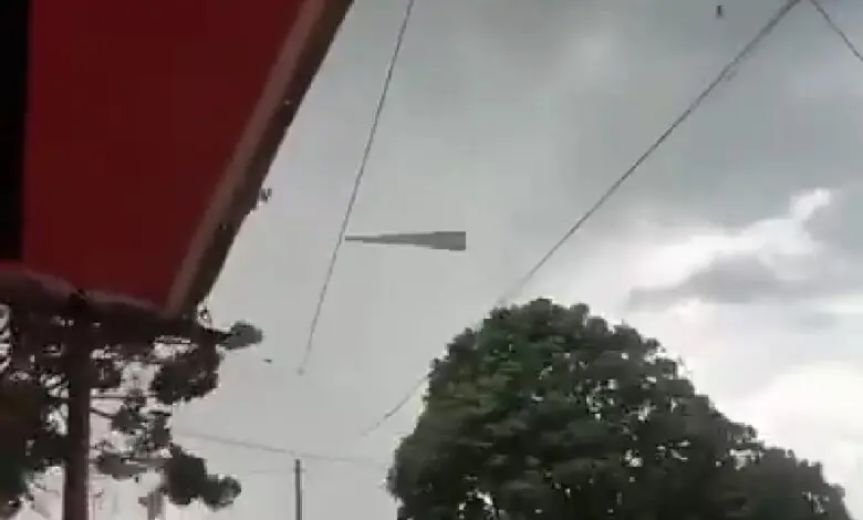 Warga Histeris, Angin Puting Beliung Mengamuk di Bekasi