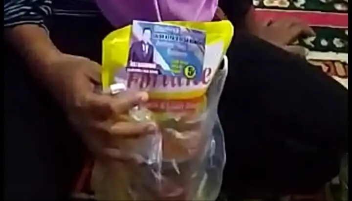 Warga Kemang Heboh, Minyak Goreng BPNT Ditempel Stiker Calon Kades