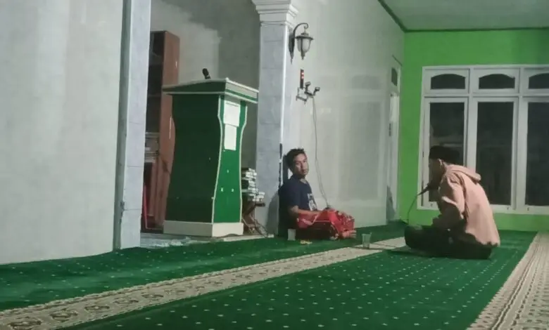 Warga Nagrak Cianjur Kompak Takbiran di Masjid