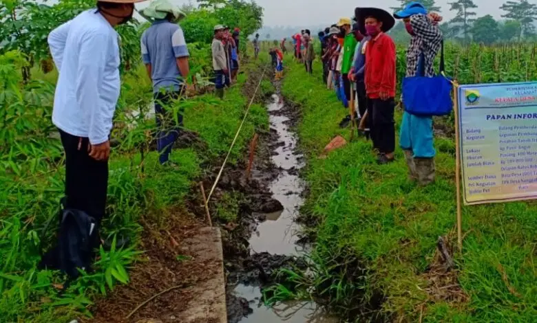 Warga Nanggalamekar Dipekerjakan Bangun TPT dari Dana Desa
