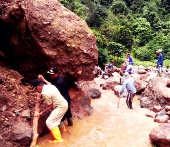 Warga Perbaiki Saluran Irigasi yang Tertutup Longsor di Cikancana