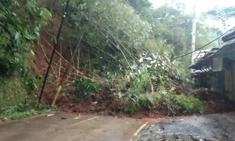 Waspada! Jalan Sukanagara Cianjur Selatan Tertutup Longsor