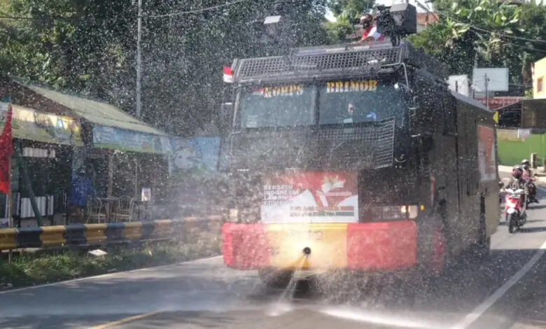 Water Canon Brimob Semprot Disinfektan di Jalan Raya Cipanas