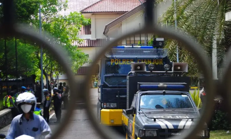 Water Canon dan Ratusan Polisi Disiagakan di Depan Gedung DPRD Cianjur