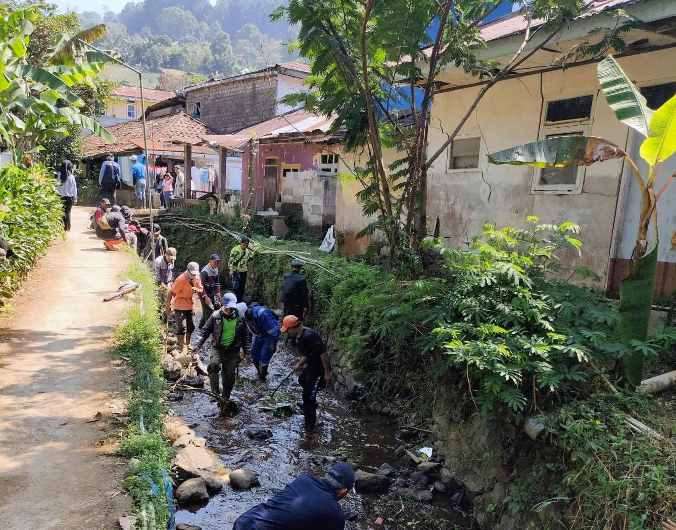 Berdayakan Warga Ciloto, Padat Karya Tunai Mulai Normalisasi Sungai