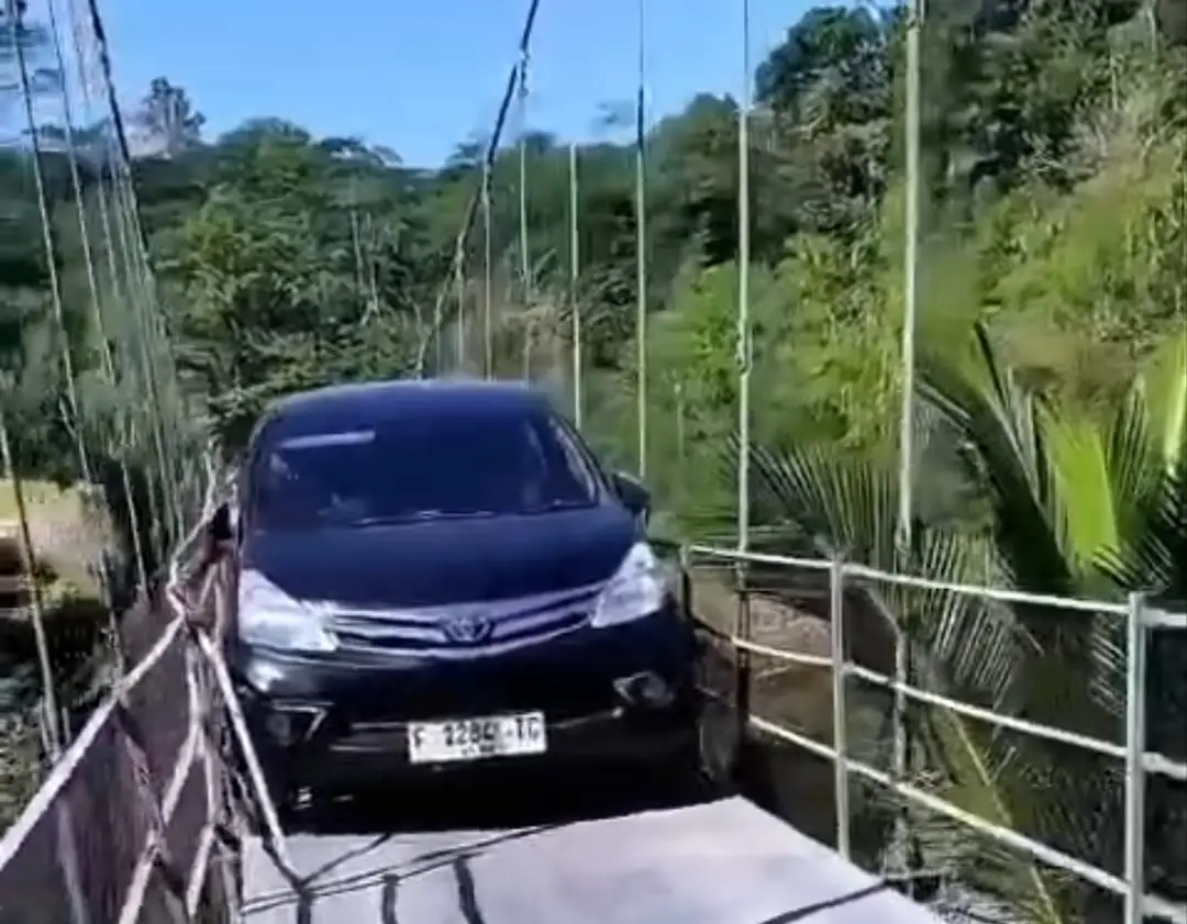 Nekat Lintasi Jembatan Gantung Cikadu, Pemilik Minibus Bakal Dipanggil Pemkab Cianjur