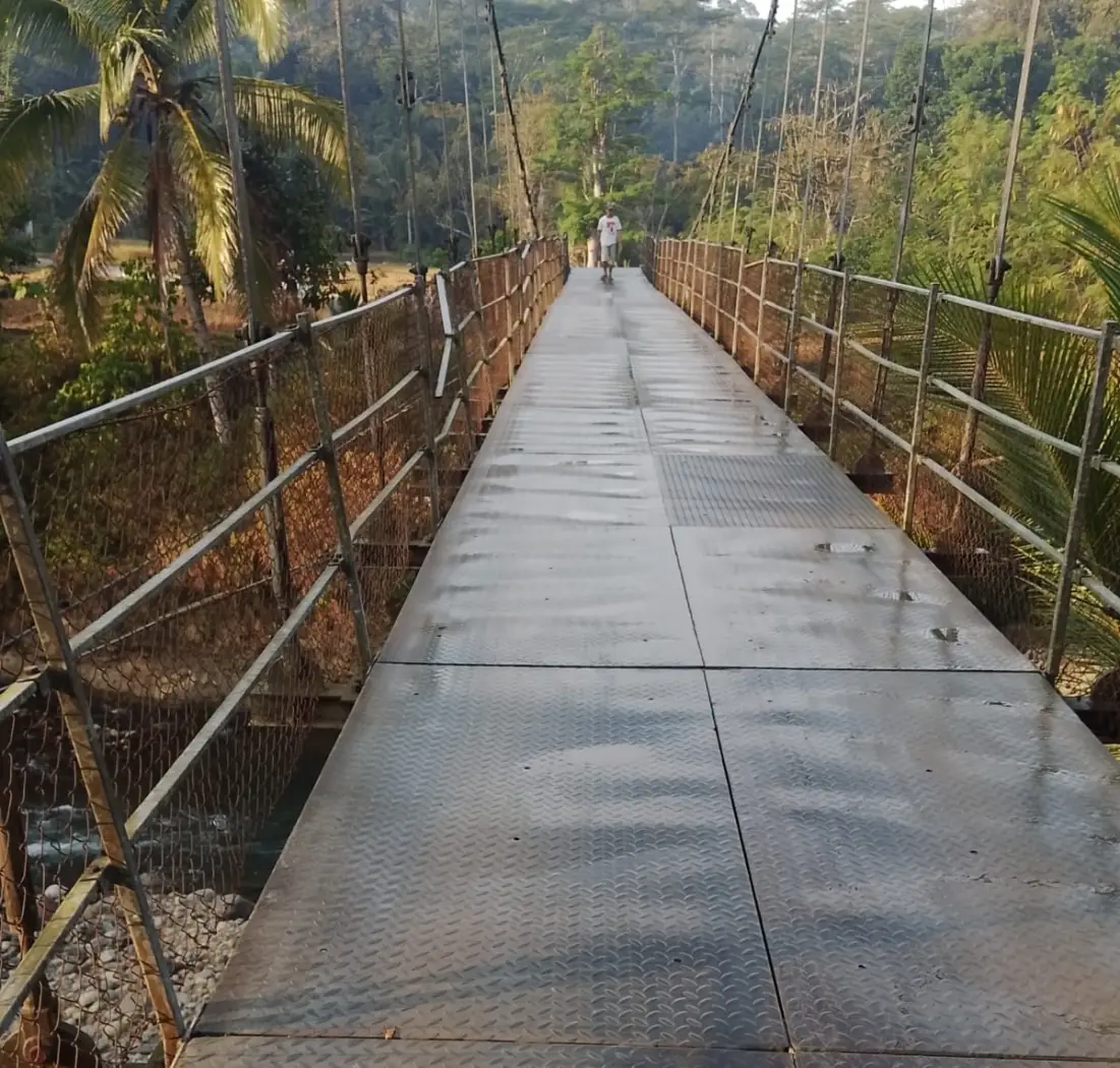 Jalan Utama Rusak Parah, Warga Cikadu Nekat Pertaruhkan Nyawa Lintasi Jembatan Gantung Pakai Mobil