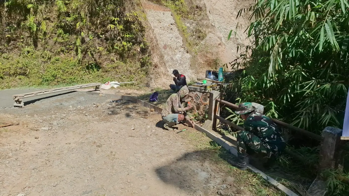 Yon TP 938/Pancasona Kebut Pemasangan TPT Saat TMMD di Kampung Sindang Kasih Cibinong