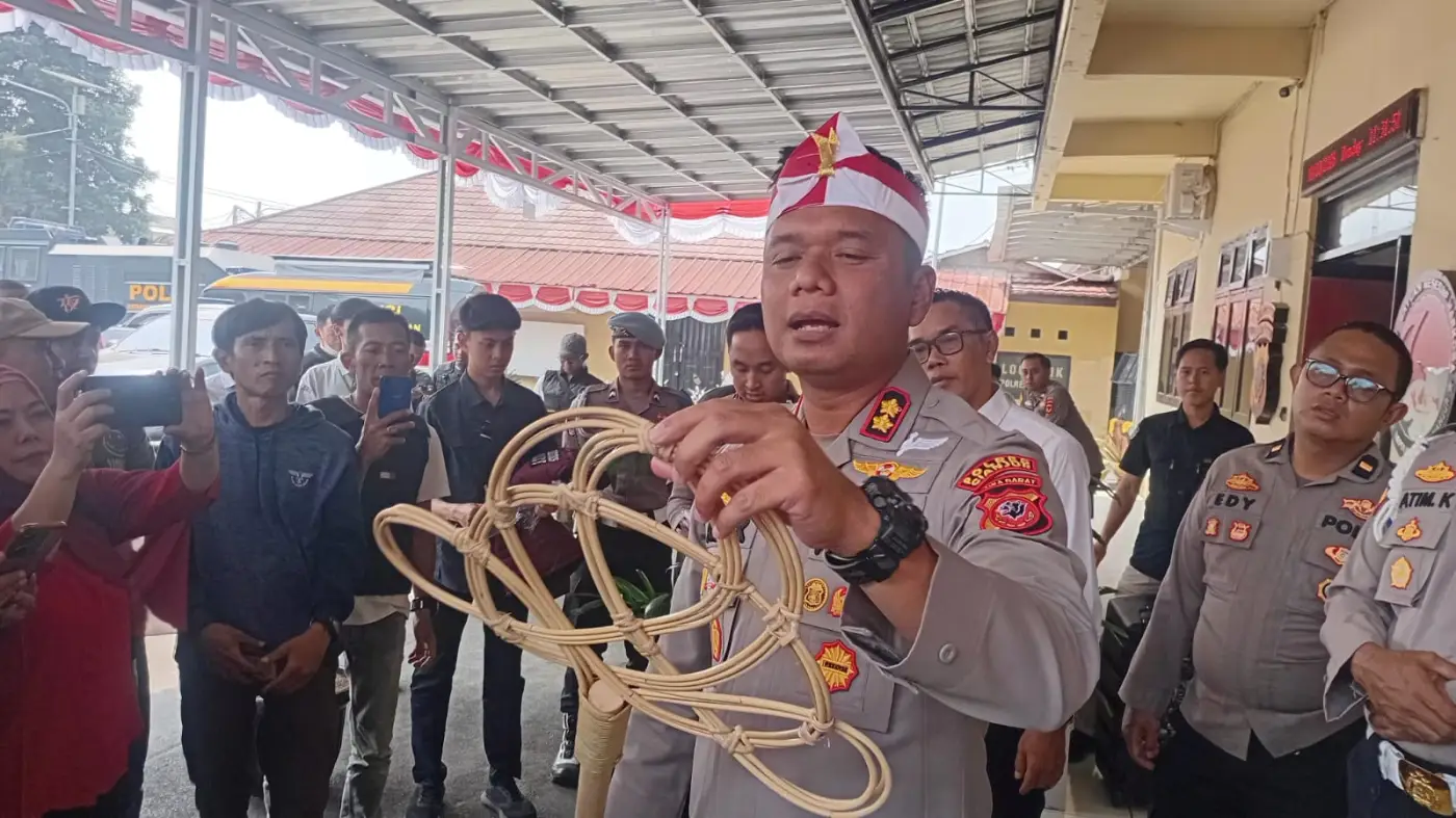 Atasi Kebakaran Gunung Gede-Pangrango, Polres Cianjur Modifikasi Alat Pemukul Gepyok