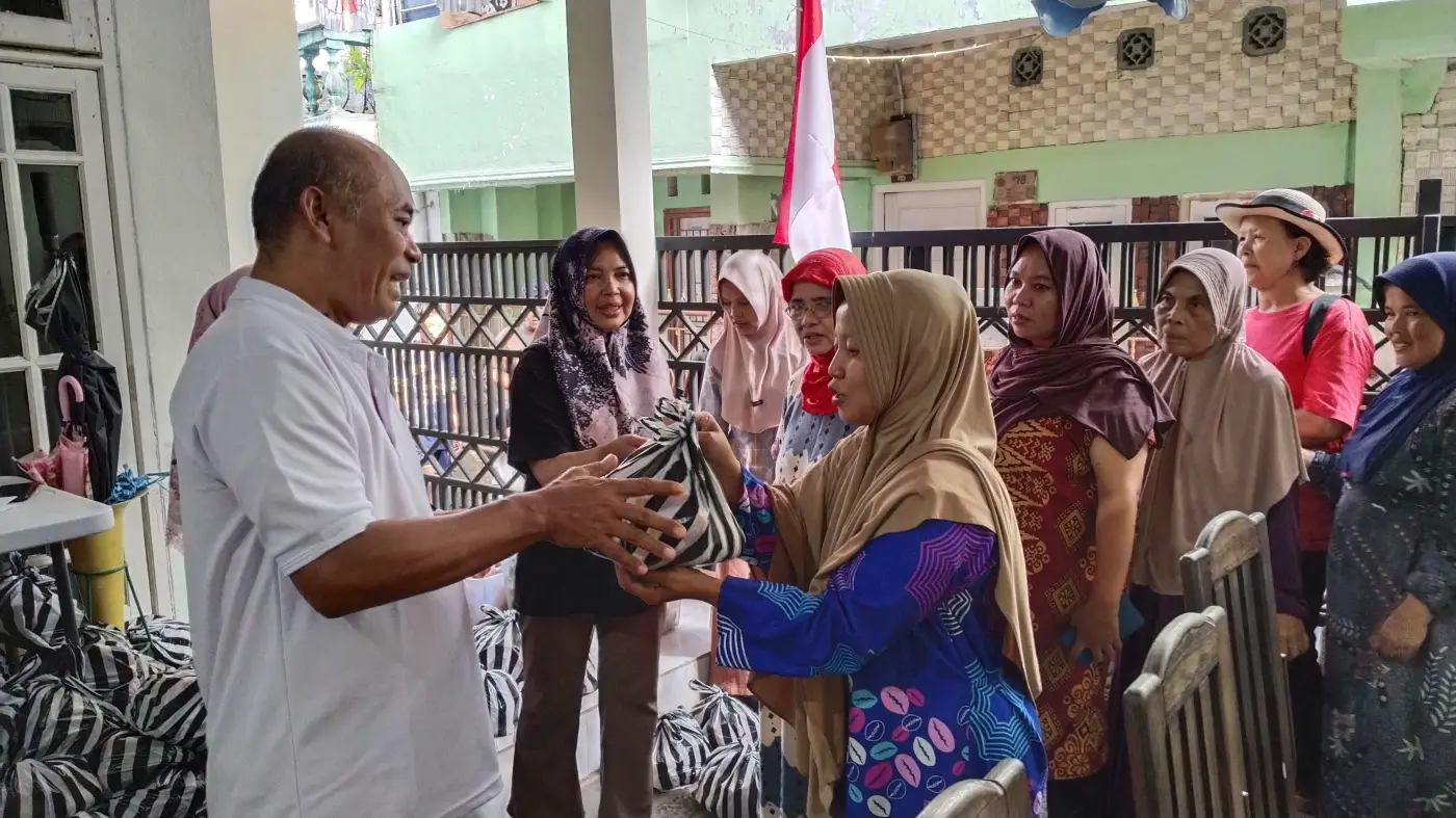 Contoh Tauladan Rasulullah, Ketua RW Jenderal Bintang 1 Kampung Satuduit Bagikan Sembako untuk Ratusan Warga
