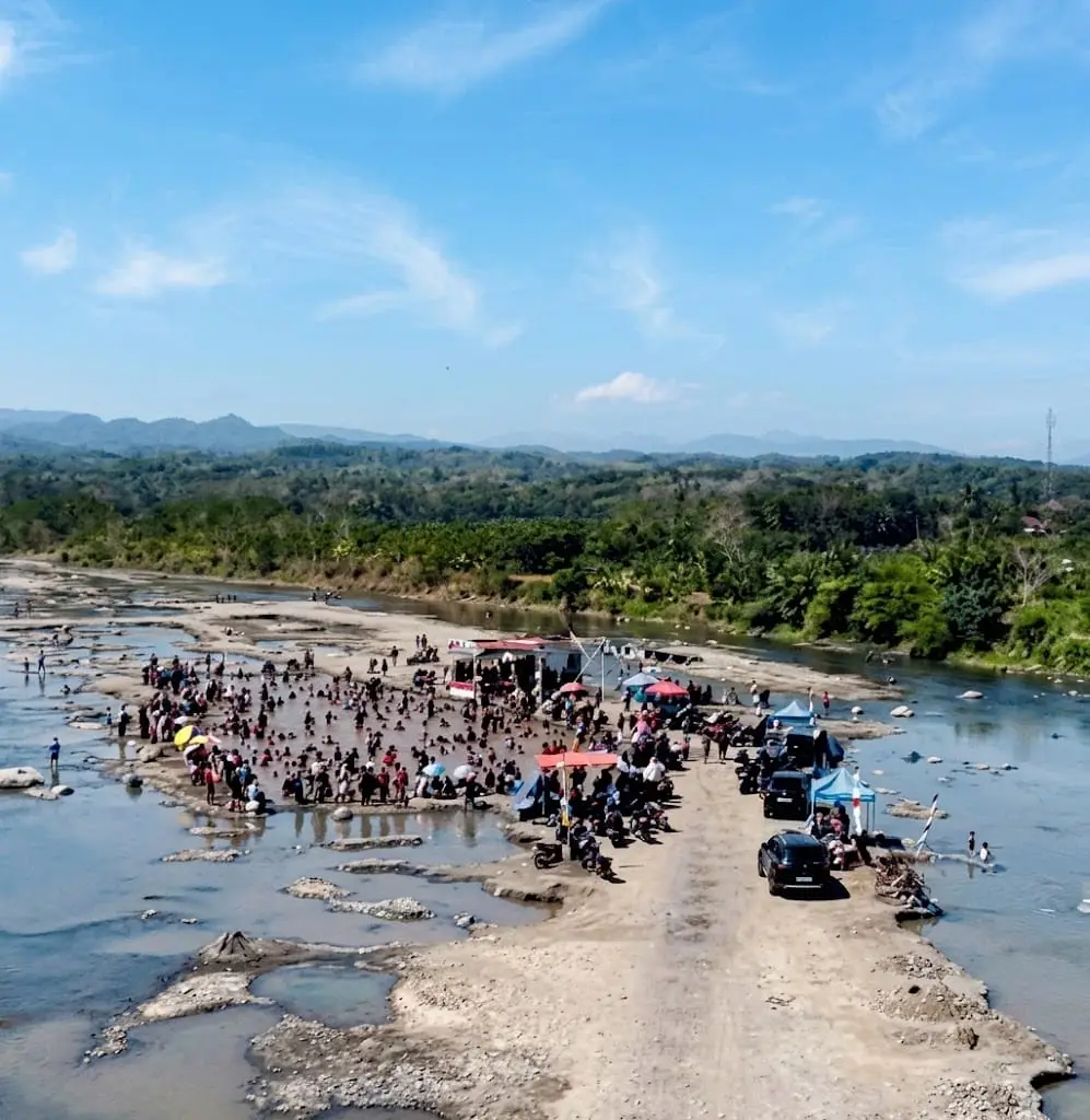 Peringati HUT RI, Warga Cidaun Cianjur Ngubek Ikan Hingga Dirikan Panggung di Tengah Sungai Dangkal