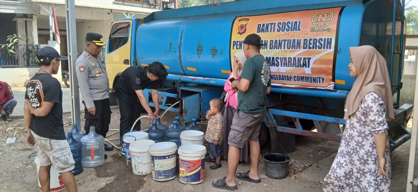 Polsek Bersama Ngerayap Community Indonesia Bantu Berikan Air Bersih Bagi Warga Cibeber