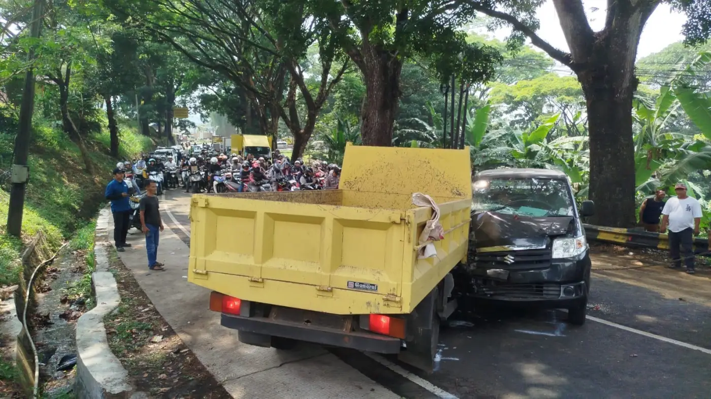 Empat Kendaraan Terlibat Kecelakaan di Cugenang, Jalan Sempat Tercecer Solar Hingga Macet Kedua Arah