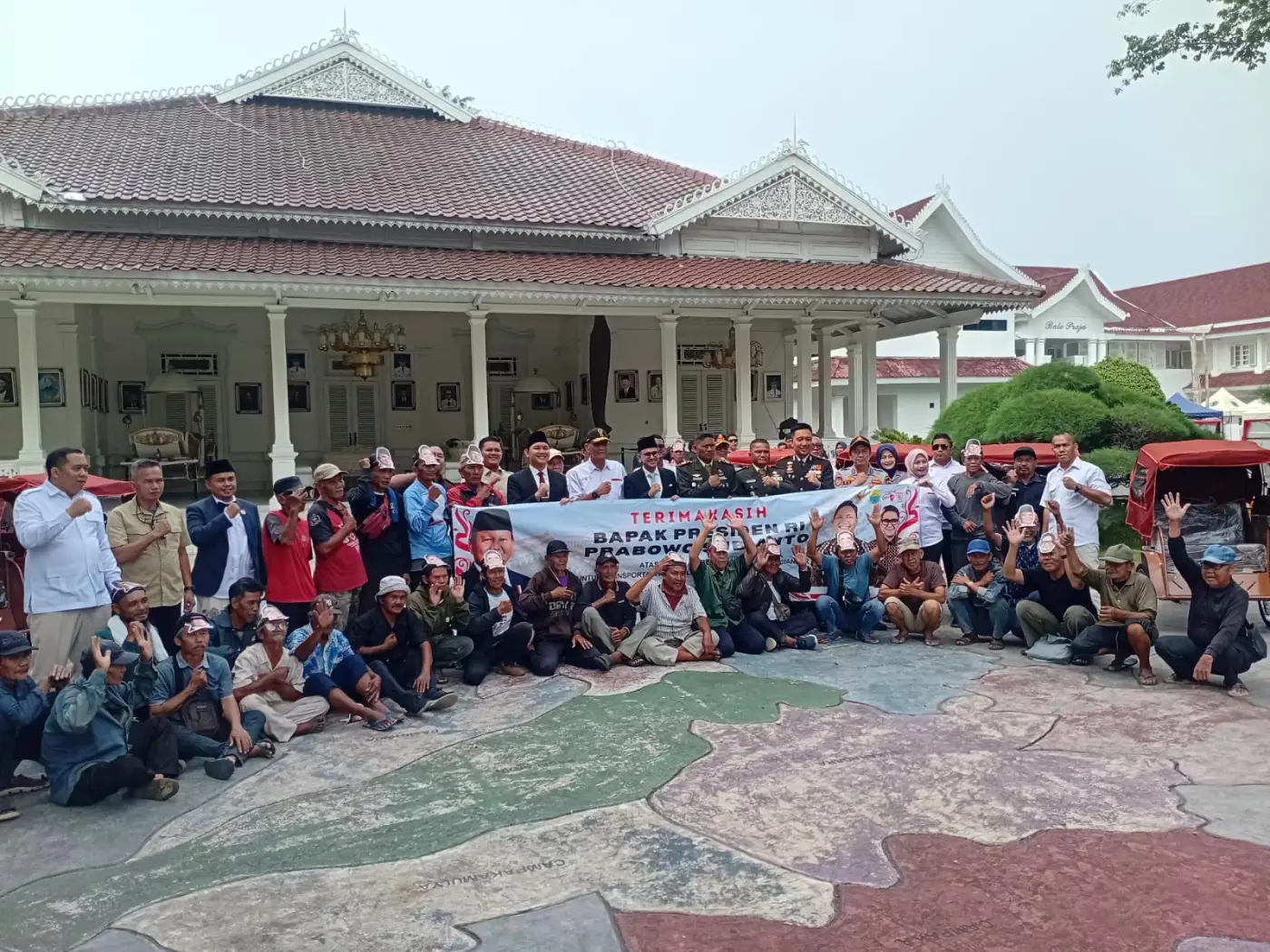 Ratusan Lansia di Cianjur Terima Becak Listrik Gratis