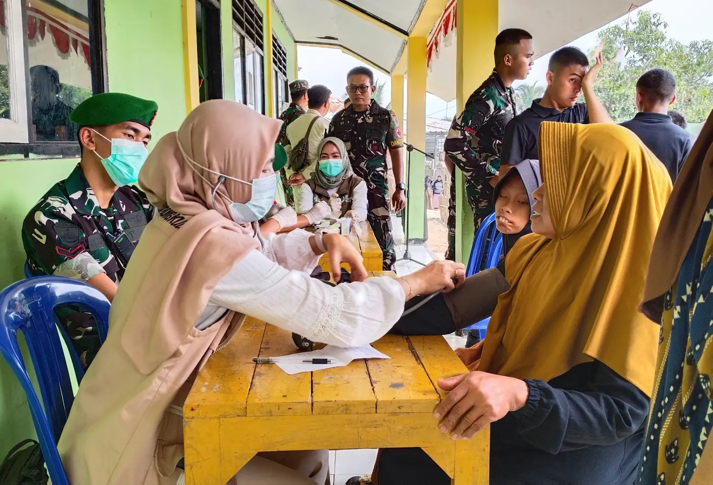 Sambut HUT TNI ke-81, Yonif TP 332/Jaya Sasana Adakan Pemeriksaan Kesehatan Gratis kepada Ratusan Warga Cikalongkulon