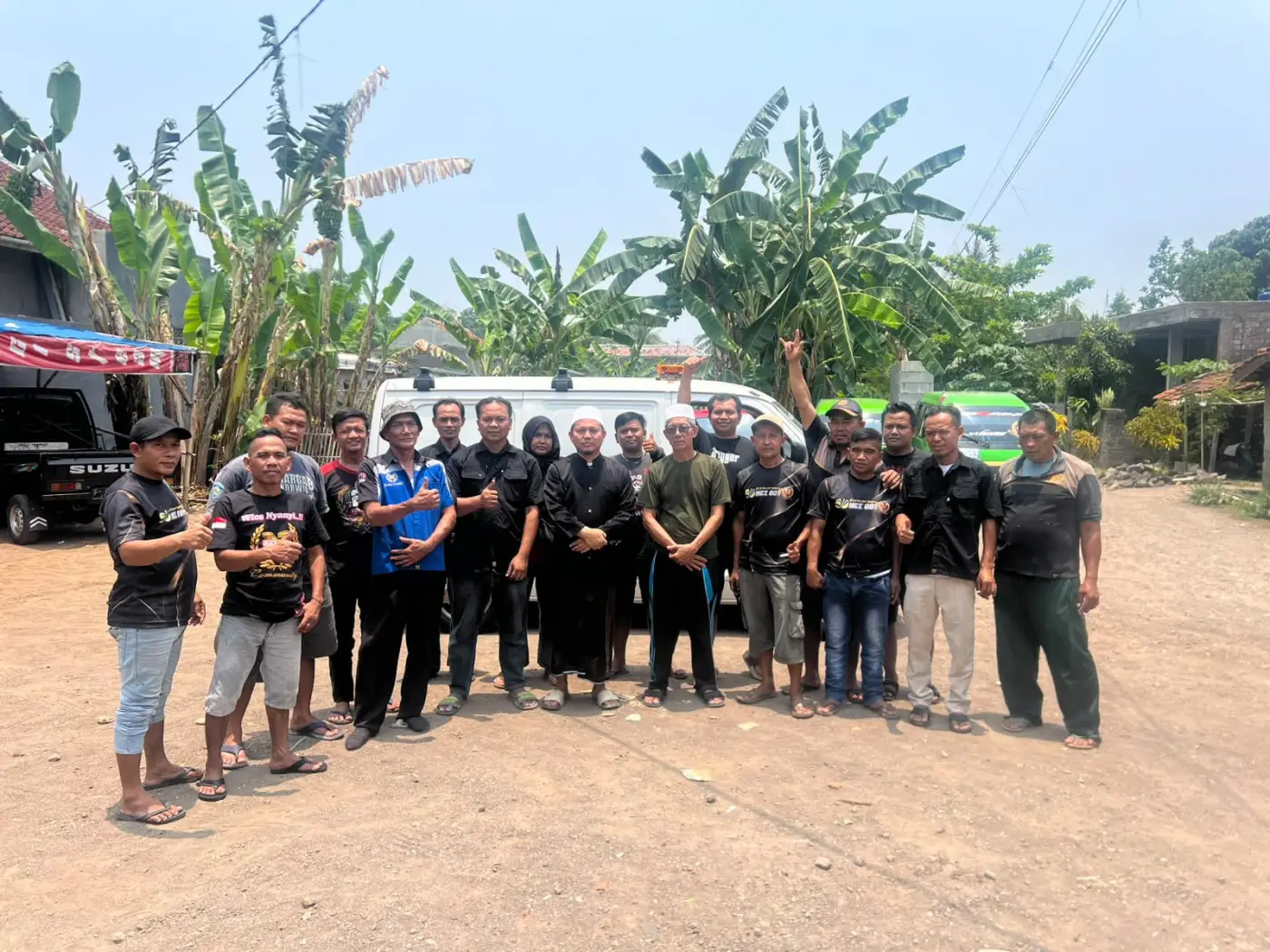 Ngerayap Community Tebar Kepedulian Lewat Aksi Bersih Masjid dan Santunan di Cianjur