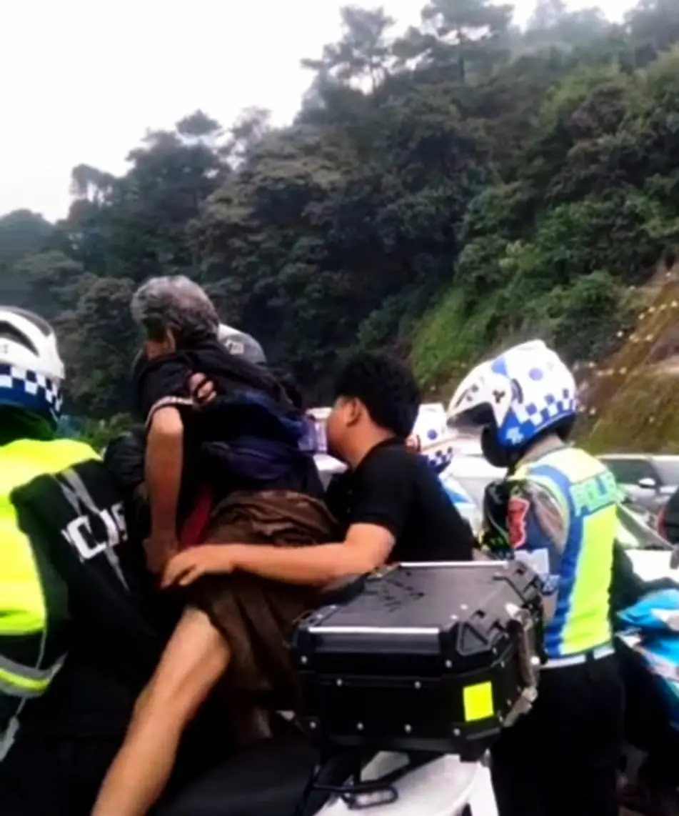 Terjebak Macet di Jalur Puncak, Satlantas Polres Cianjur Evakuasi Pasien Darurat ke RS Cimacan
