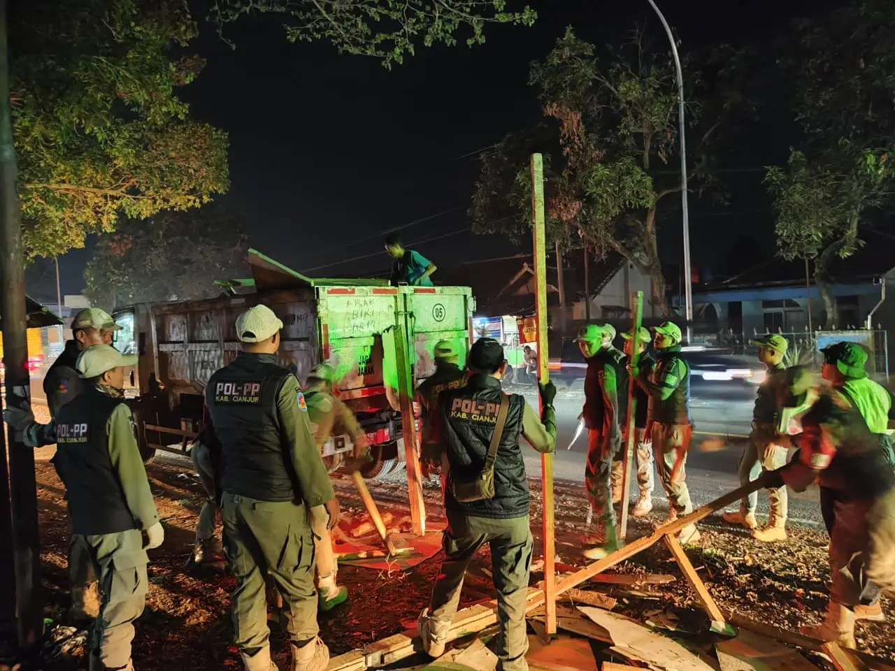 Diduga Jadi Tempat Pesta Miras dan Tempat Pembuangan Sampah, 23 Bangunan Liar di Jalur Bandung-Cianjur Dibongkar Satpol PP