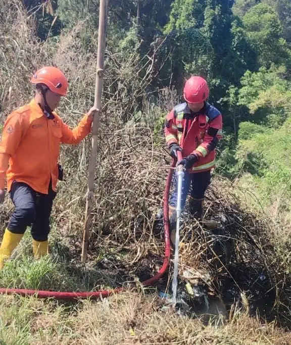 Dipicu Pembakaran Sampah, Lahan Alang-Alang di Pinggir Jalan Raya Cipanas Hangus Terbakar