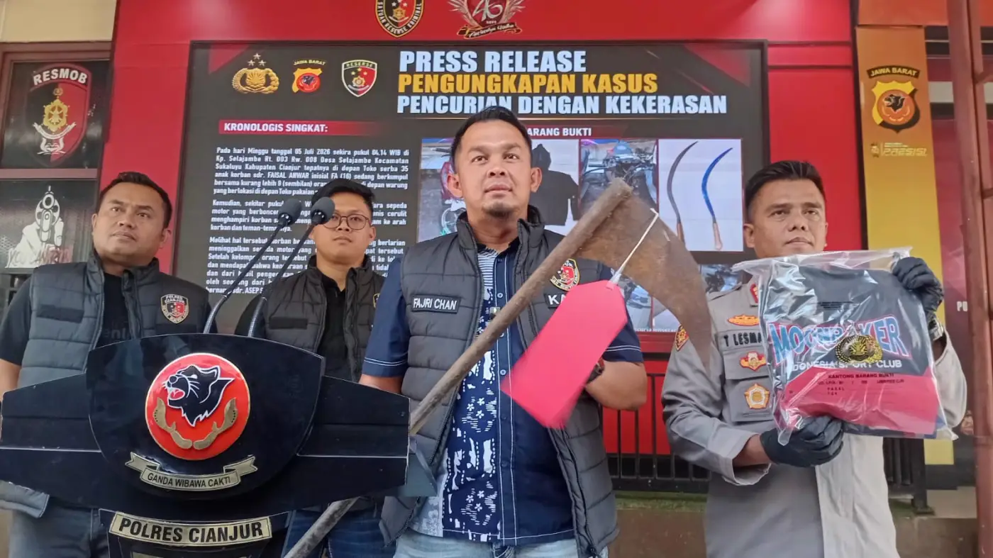 Pemuda 20 Tahun di Cianjur Ditangkap, Sajam Sabit dan Jaket Moonraker Diamankan Polisi