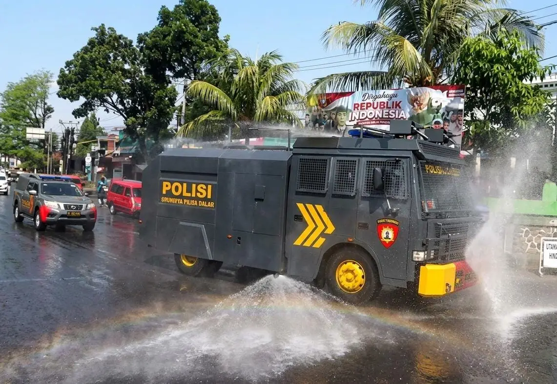 Bersihkan Abu Vulkanik, Polres dan Pemkab Cianjur Kerahkan Water Cannon dan Armada Damkar