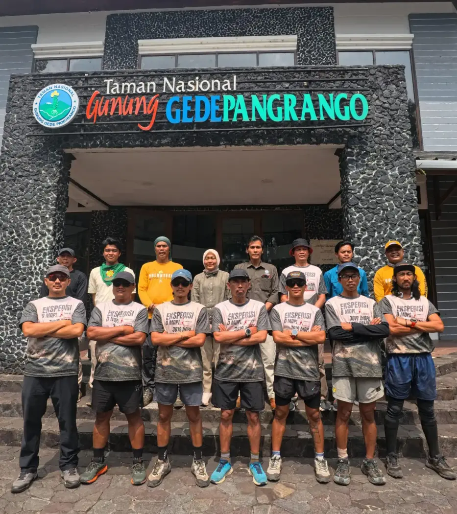 Tujuh Atlet Rampungkan Ekspedisi Lari Ekstrem 207 Kilometer dari Pantai Lugina ke Gunung Pangrango