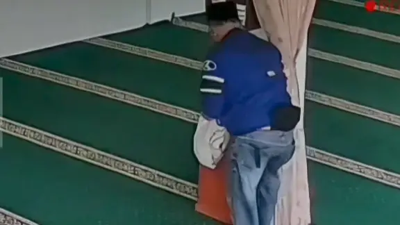 Aksi Pencurian Uang Dalam Kotak Amal Masjid Ar-Rahman Terekam CCTV