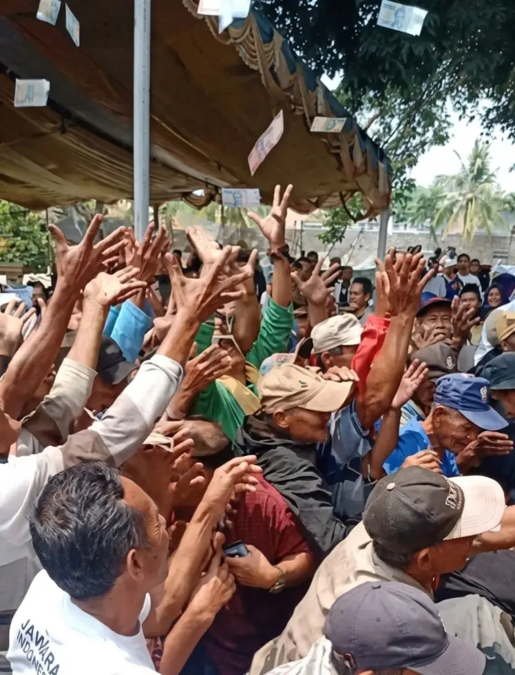 Aksi Bupati dan Wakil Bupati Cianjur Sawer Rp2 Ribuan ke Pengayuh Becak Lansia Hingga Berdesakan Menuai Kritik Warganet