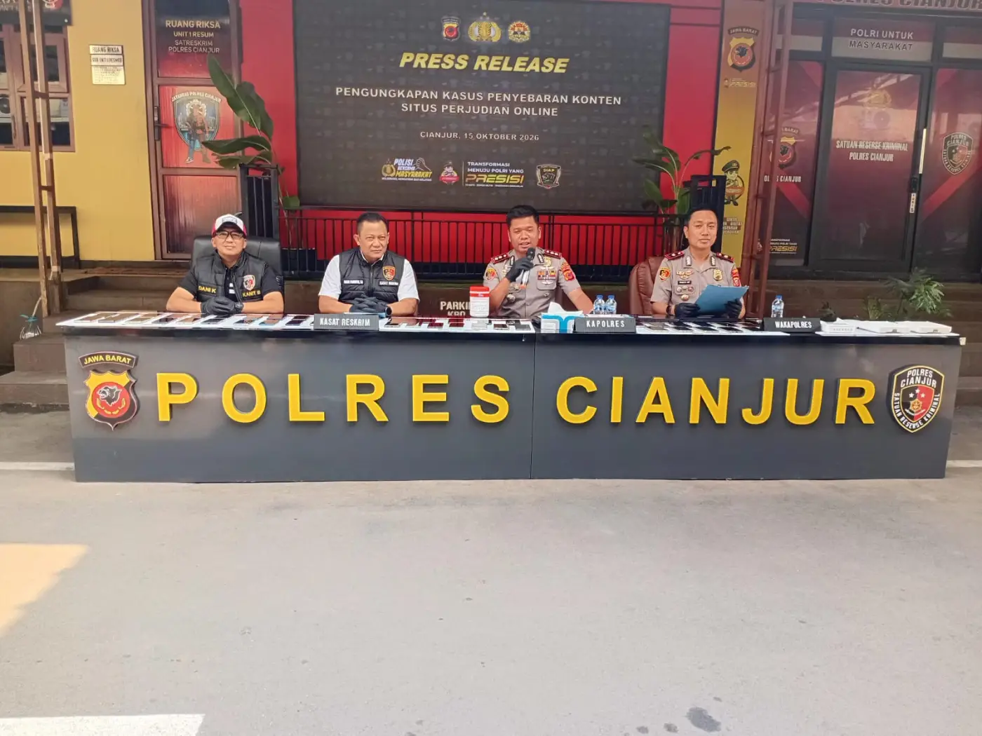 Polres Cianjur Bongkar Markas Judi Online KICAU99 di Sukaresmi, 9 Tersangka Ditahan