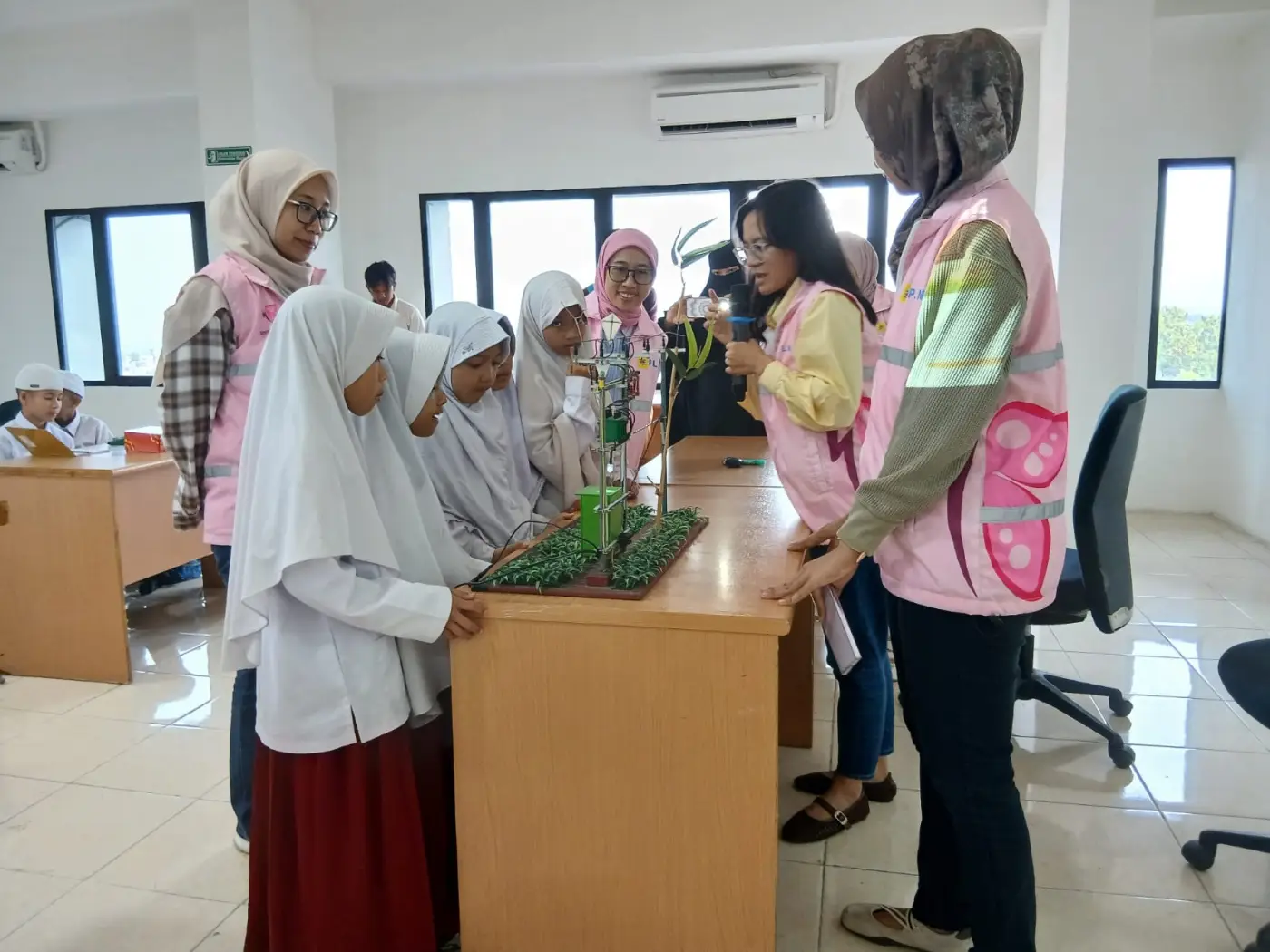 Sambut Hari Sumpah Pemuda, Srikandi PLN Cianjur Tanamkan Budaya Aman Berlistrik Sejak Dini