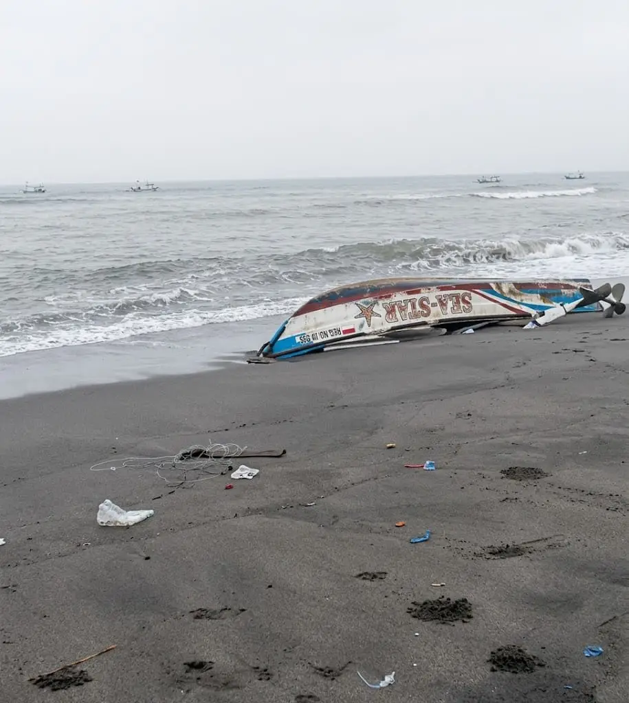 Dihantam Gelombang Tinggi di Perairan Ciwidig Cidaun, Perahu Nelayan Terbalik: Satu Selamat, Satu Hilang