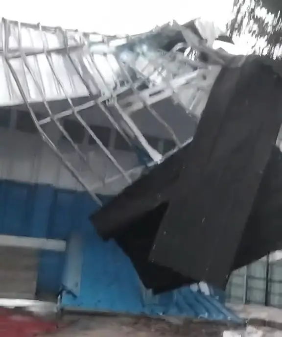 Diterjang Angin Puting Beliung, Atap Dapur Makan Bergizi Gratis di Cibeber Cianjur Rusak Parah