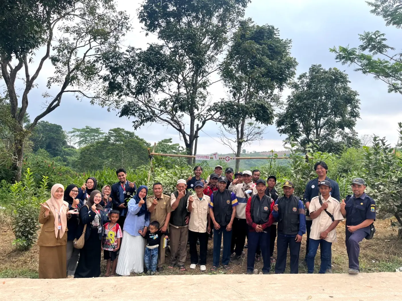 Optimalkan Potensi Desa, Mahasiswa KKNT IPB dan PKK Ciguha Bangun Taman Tanaman Obat Keluarga