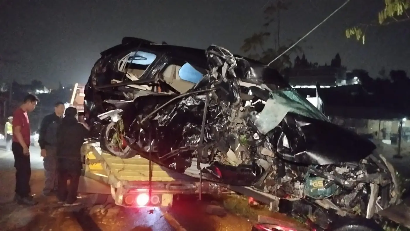 Truk Boks Hantam 4 Kendaraan di Turunan Puncak, 2 Meninggal dan 9 Luka-luka