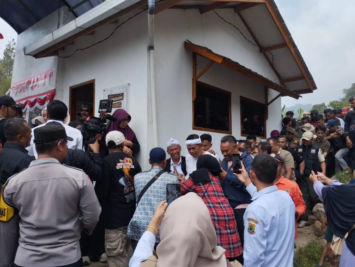 Ratusan Relawan dan Warga Penjinak Api Gunung Gede Pangrango Terima Uang 'Kadeudeuh' dari Pemprov Jabar