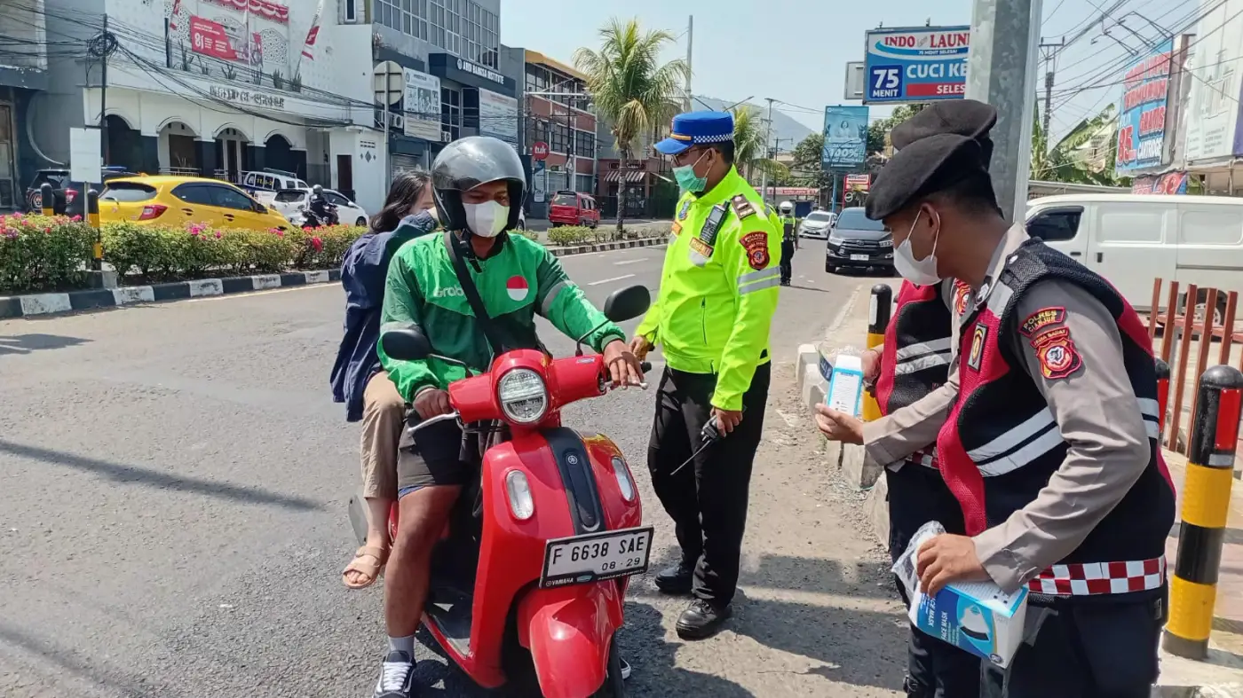 Awas Abu Vulkanik Anak Krakatau! Polres Cianjur & Wartawan Kompak Bagikan 2.000 Masker — Cianjur Update