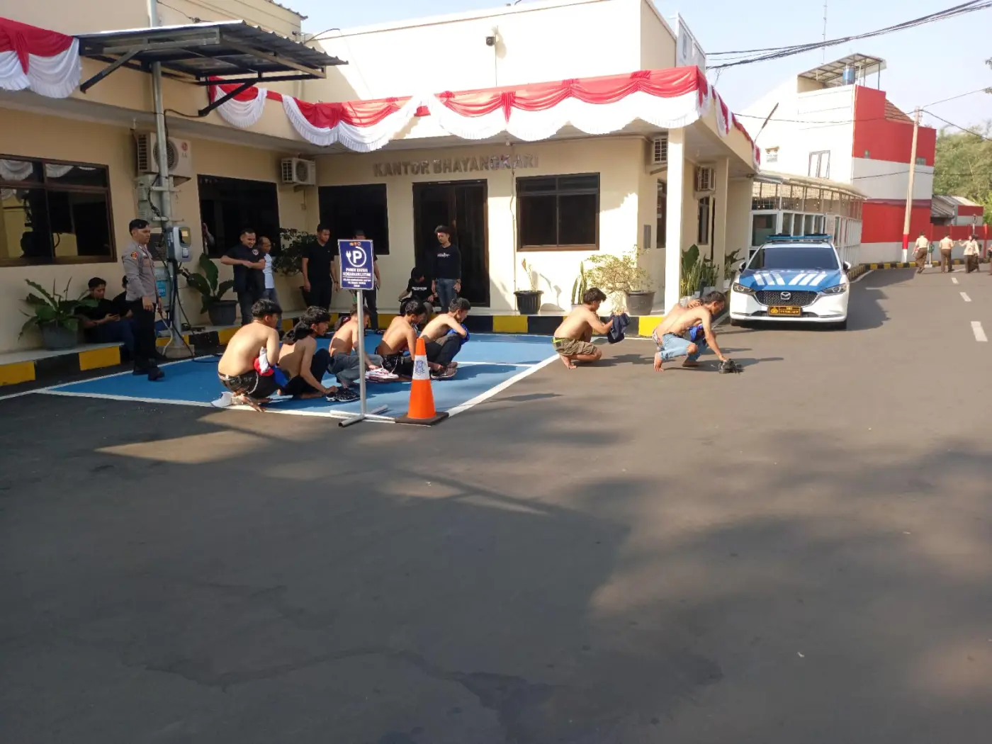 Razia Lalu Lintas di Cianjur, Polisi Amankan 8 Anggota Konvoi Motor Bawa Sajam dan Obat Keras