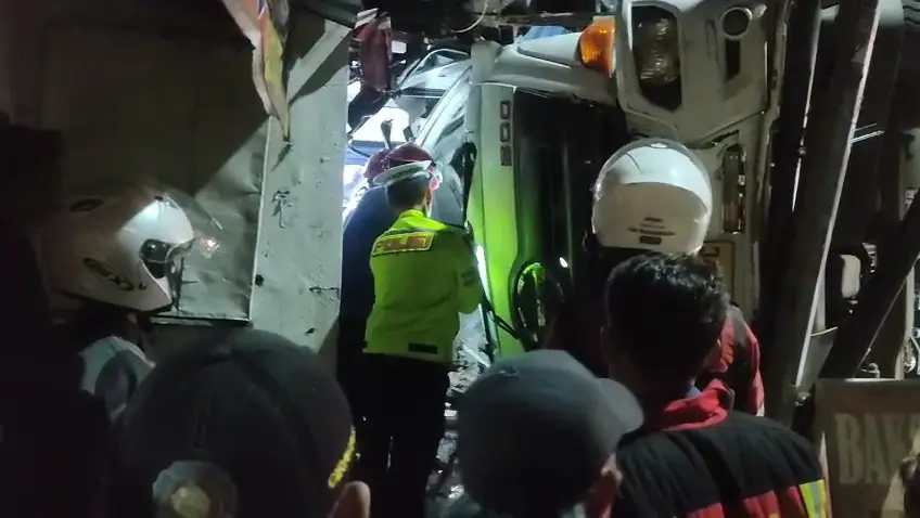 Truk Bawa Alat Berat Tabrak Pick-up di Cugenang, Dua Orang Meninggal Dunia