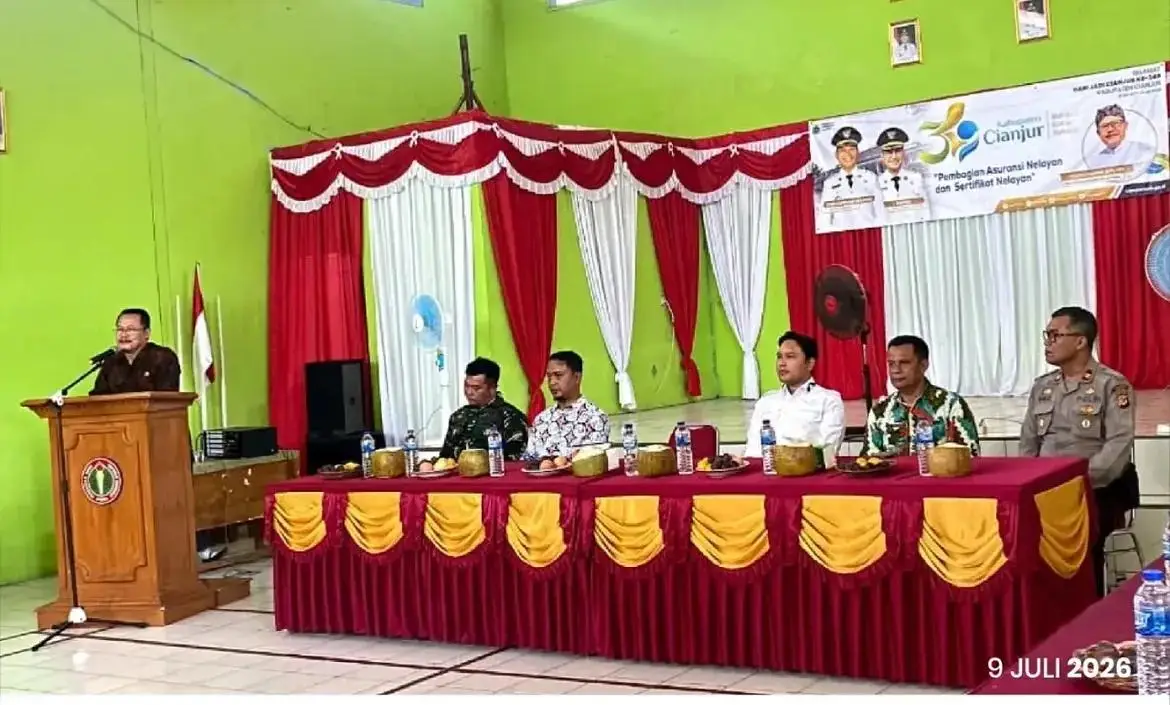 Bupati Cianjur Serahkan Kartu BPJS Ketenagakerjaan kepada Nelayan Agrabinta