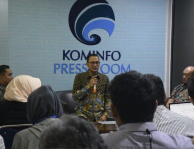 Dirjen Aptika Kominfo, Semuel Aabrijani Pangerapan saat menerangkan peluncuran Chatbot Anti Hoaks di hadapan rekan-rekan media di Jakarta, Jumat (12/4). Foto: Kemkominfo RI