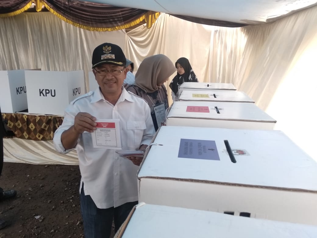 Herman bersama keluarga yang terdiri dari Hj Anita Sincayani (Istri), Revi Septianovi (anak), dan Muhamad Abdul Azis (menantu) melakukan pencoblosan di TPS 20 Kampung Sukawarna satu RT 1/9, Desa Sarampad Kecamatan Cugenang.